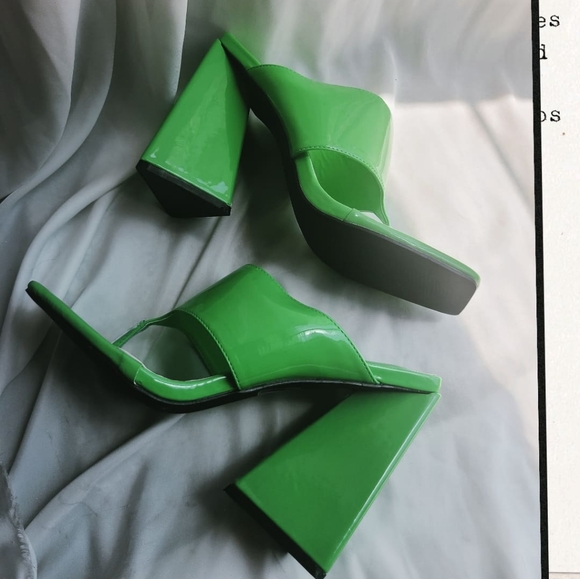 🚨LAST PAIR// Green thong Block heel - Picture 4 of 7